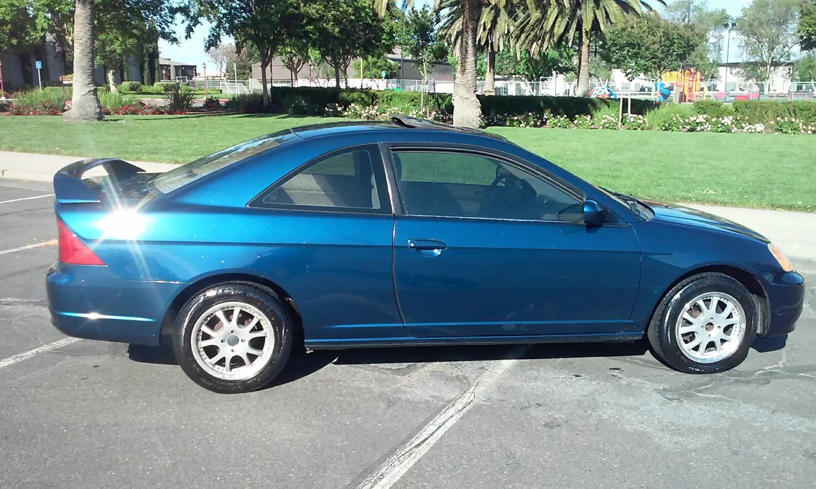Blue Honda Civic coupe, exterior detail