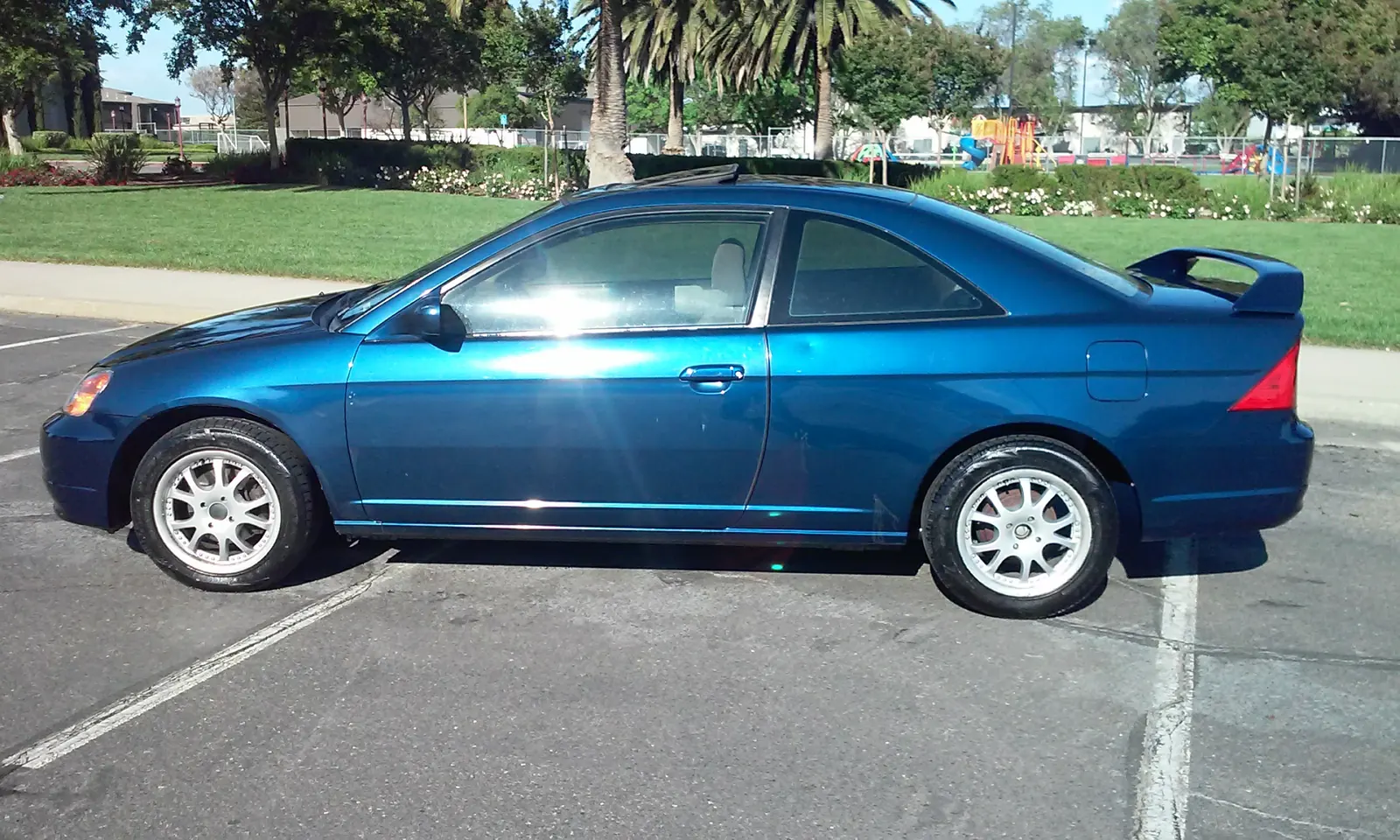 Blue Honda Civic coupe, exterior detail