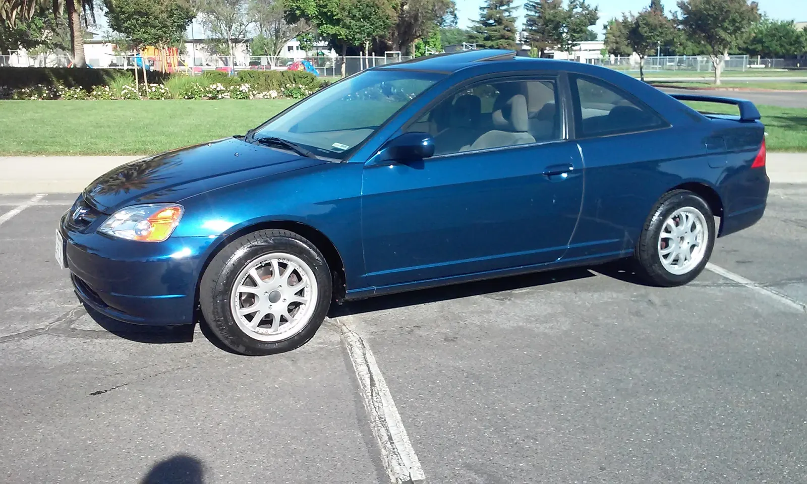 Blue Honda Civic coupe, exterior detail