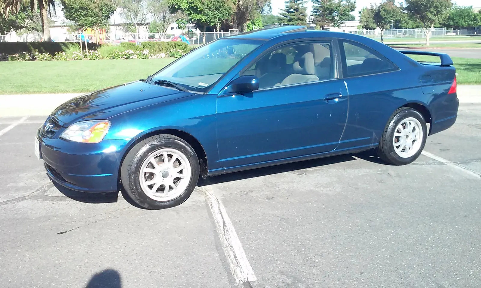 Blue Honda Civic coupe, exterior detail